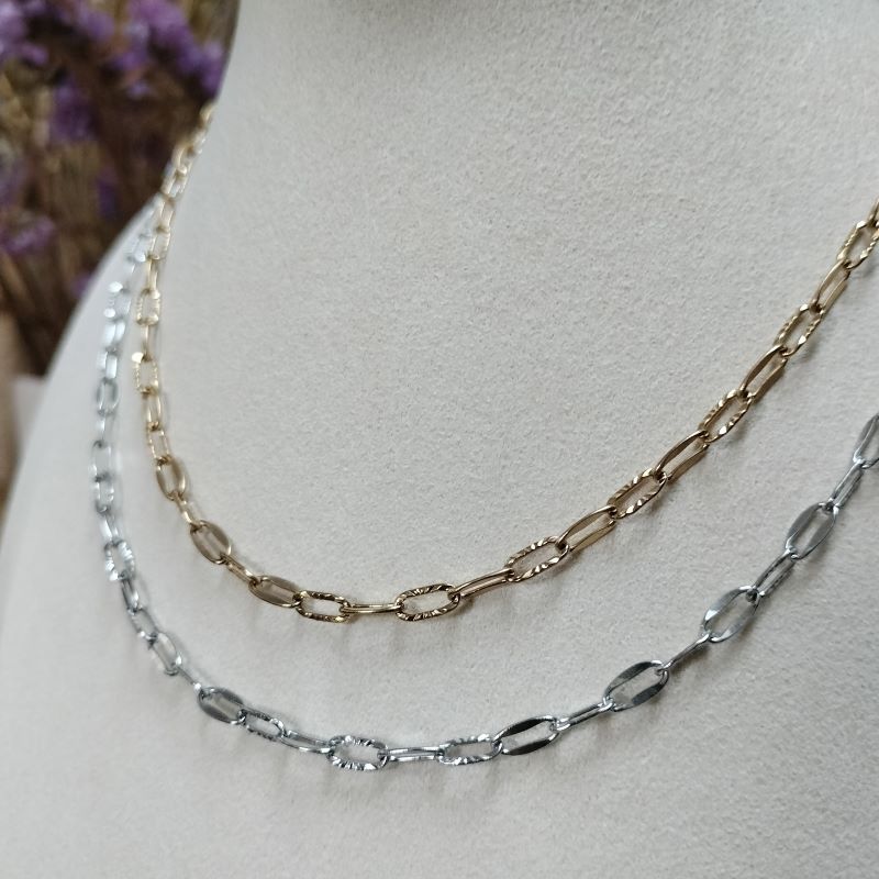 Colliers maillons larges et martelés acier inoxydable doré ou argenté